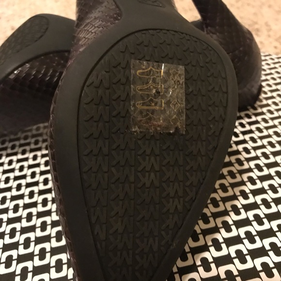 Never been worn size 8.5 Michael Kors pumps - Picture 5 of 5